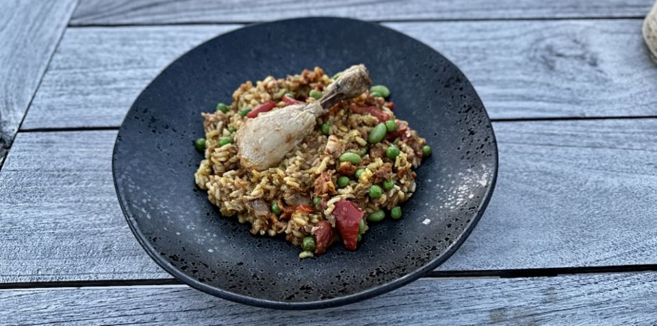 Paella s kuřecím stehnem a rybím filé
