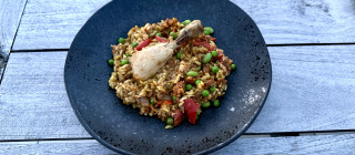 Paella s kuřecím stehnem a rybím filé